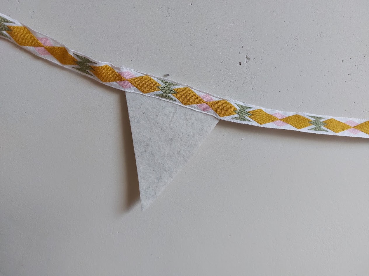Kleurrijke handgemaakte vlaggenlijn van vilt met timeless design