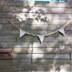 Kleurrijke handgemaakte vlaggenlijn van vilt met timeless design
