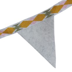 Kleurrijke handgemaakte vlaggenlijn van vilt met timeless design