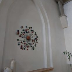3D metalen muurdecoratie met ronde vormen en cirkels voor een moderne woonkamer