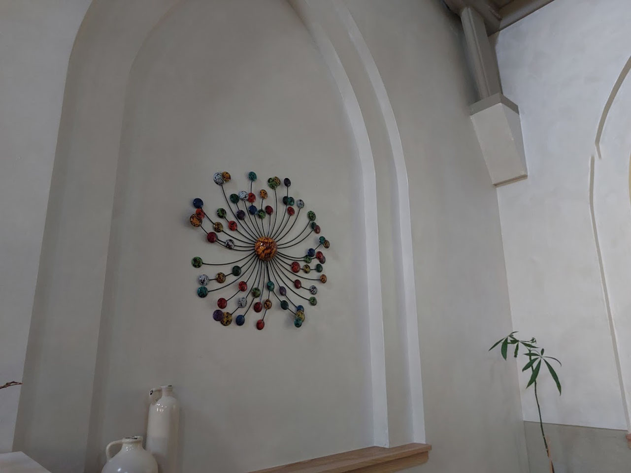 3D metalen muurdecoratie met ronde vormen en cirkels voor een moderne woonkamer