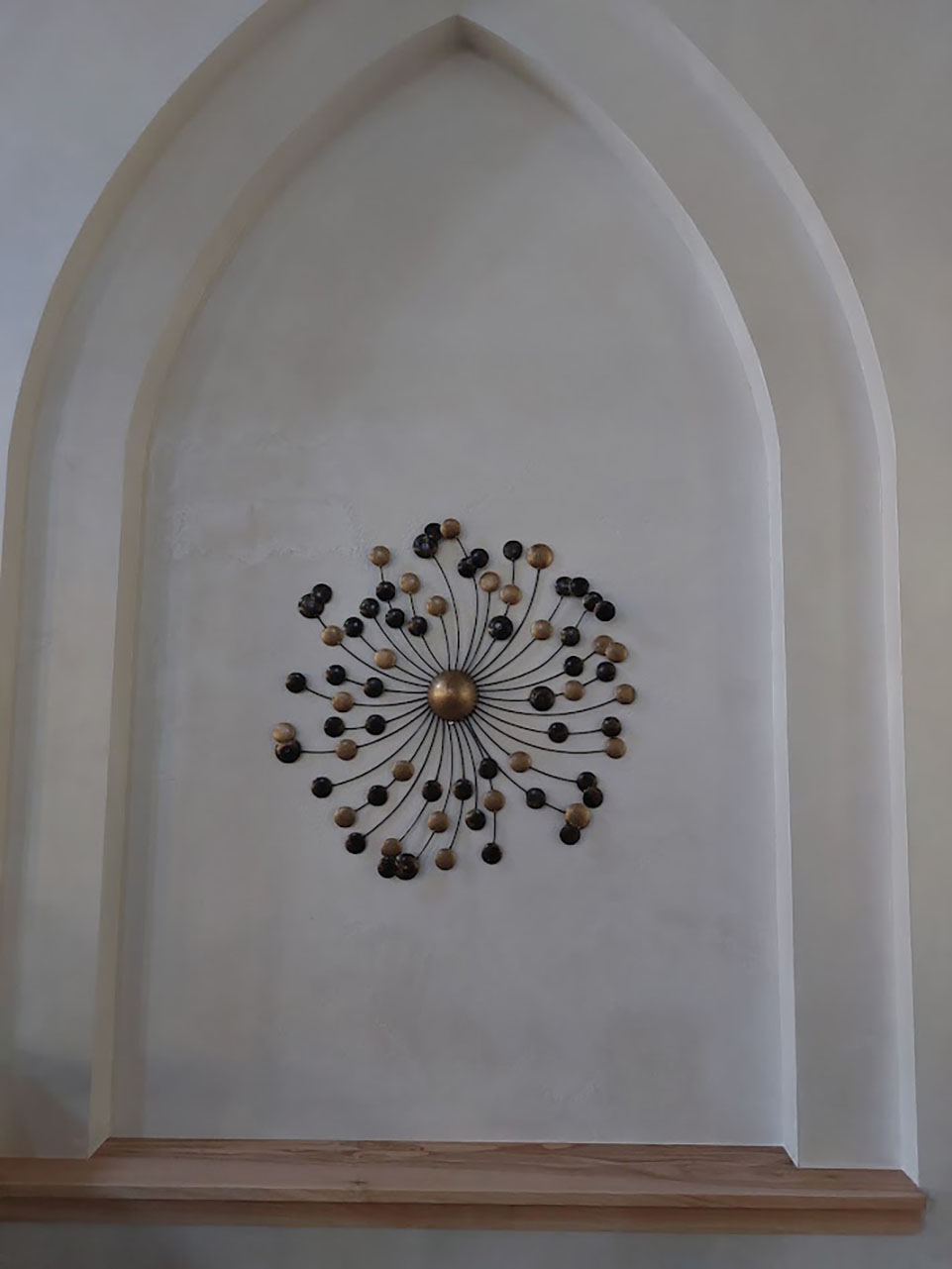 Gouden metalen wandcirkel met schaduweffect door verlichting op de muur