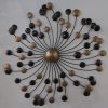 Metalen wanddecoratie ronde cirkels 70 cm in matgoud, abstracte bloem van gerecycled metaal