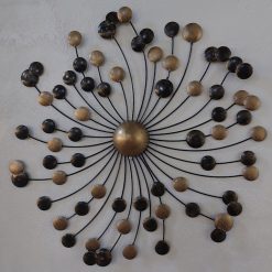 Metalen wanddecoratie ronde cirkels 70 cm in matgoud, abstracte bloem van gerecycled metaal