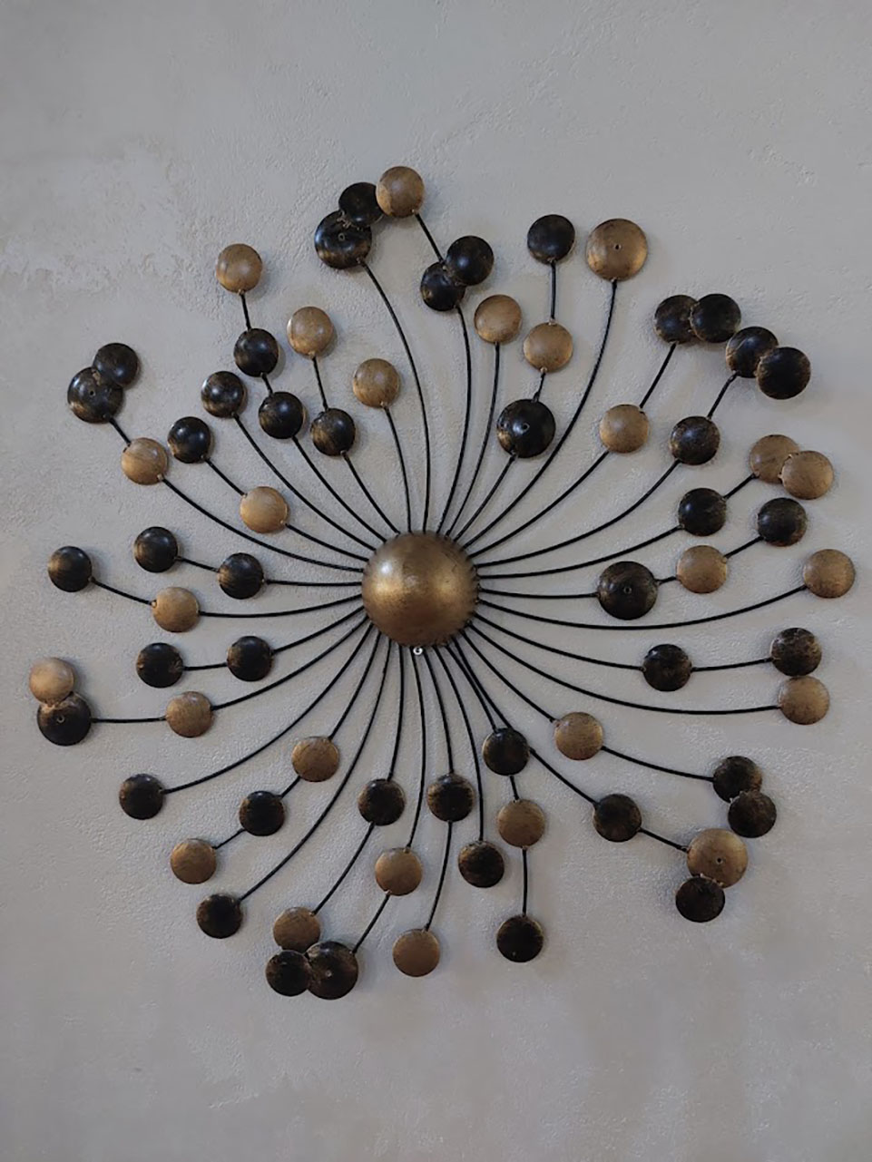 Metalen wanddecoratie ronde cirkels 70 cm in matgoud, abstracte bloem van gerecycled metaal