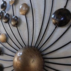 3D metalen muurdecoratie met ronde vormen en cirkels voor een moderne woonkamer