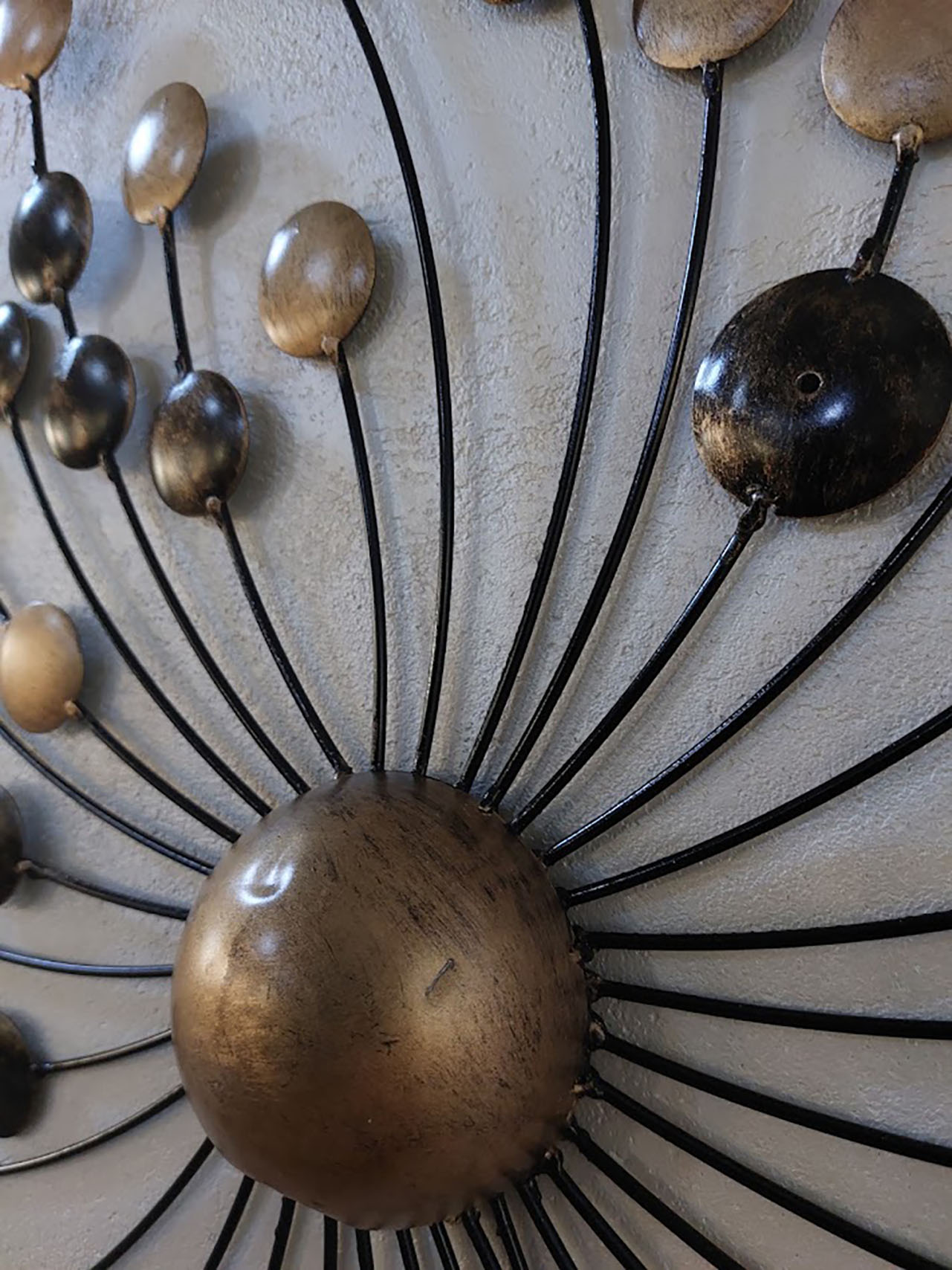 3D metalen muurdecoratie met ronde vormen en cirkels voor een moderne woonkamer