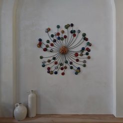 Metalen wanddecoratie ronde cirkels 70 cm in matgoud, abstracte bloem van gerecycled metaal