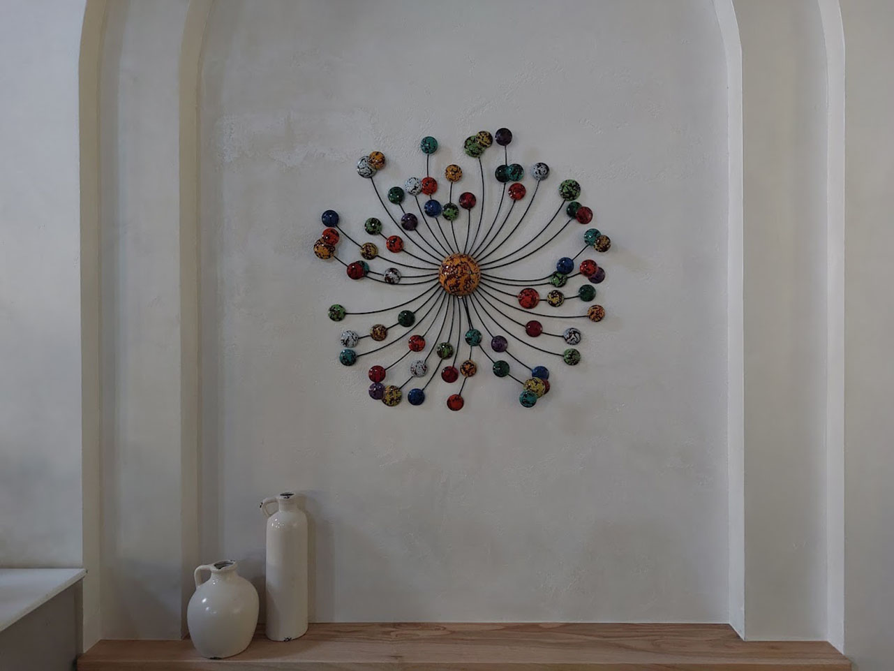 Metalen wanddecoratie ronde cirkels 70 cm in matgoud, abstracte bloem van gerecycled metaal