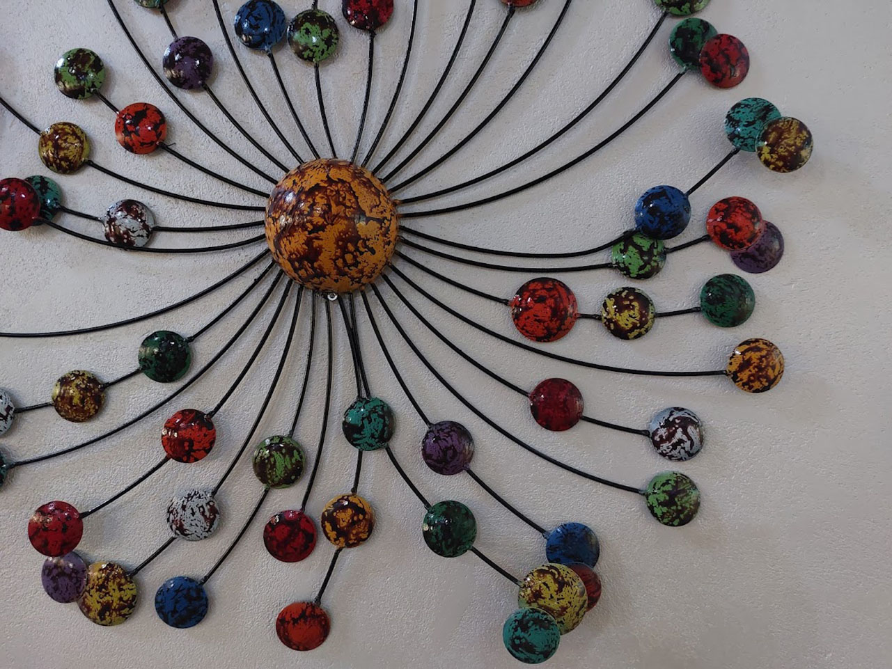 3D metalen muurdecoratie met ronde vormen en cirkels voor een moderne woonkamer