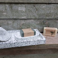 Rechthoekige Kinta Stonerazzo tray in zwart en wit, handgemaakt in de Filipijnen