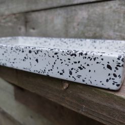 Rechthoekige Kinta Stonerazzo tray in zwart en wit, handgemaakt in de Filipijnen