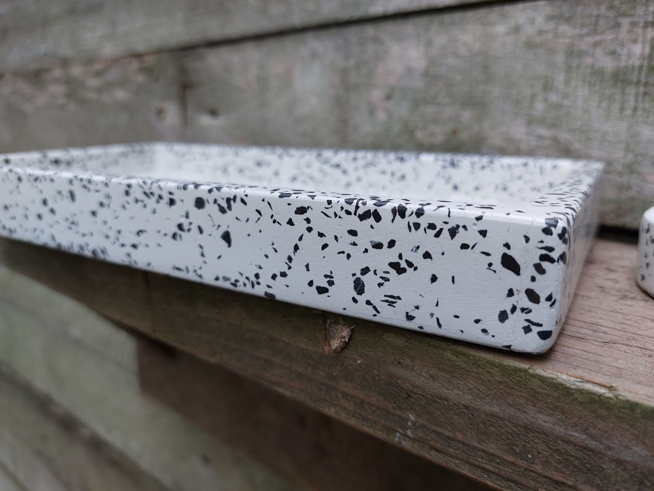 Rechthoekige Kinta Stonerazzo tray in zwart en wit, handgemaakt in de Filipijnen