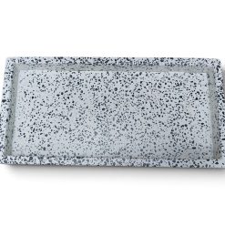 Rechthoekige Kinta Stonerazzo tray in zwart en wit, handgemaakt in de Filipijnen
