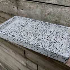 Rechthoekige Kinta Stonerazzo tray in zwart en wit, handgemaakt in de Filipijnen