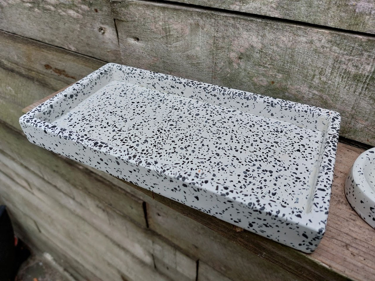 Rechthoekige Kinta Stonerazzo tray in zwart en wit, handgemaakt in de Filipijnen