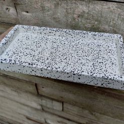 Rechthoekige Kinta Stonerazzo tray in zwart en wit, handgemaakt in de Filipijnen