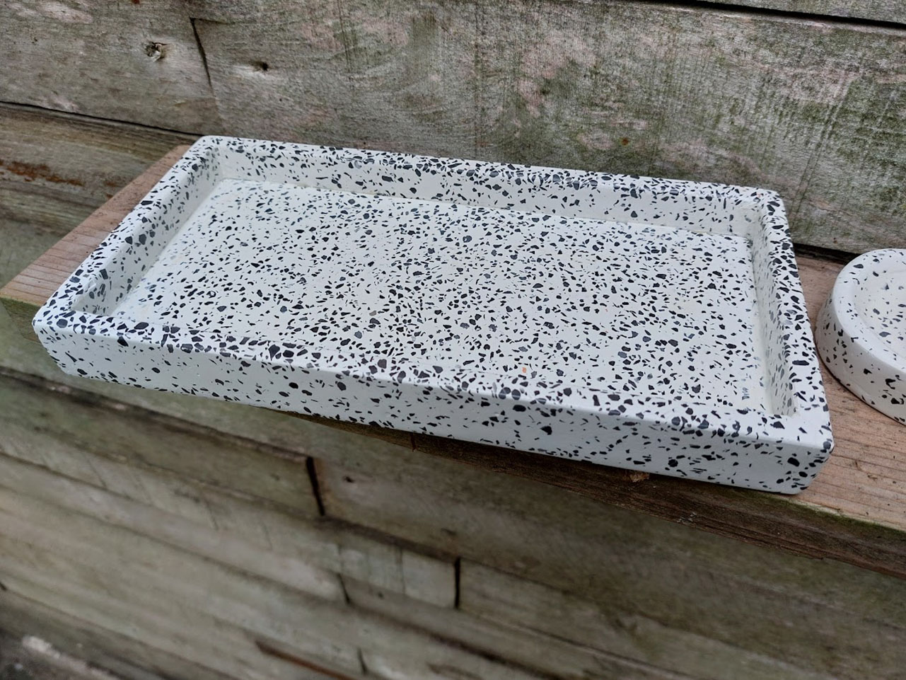 Rechthoekige Kinta Stonerazzo tray in zwart en wit, handgemaakt in de Filipijnen