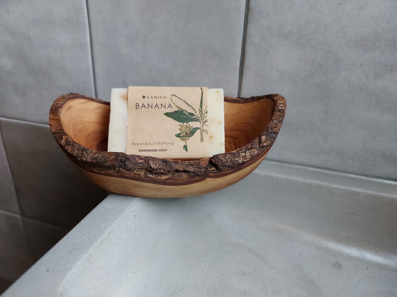Natuurlijk zeepbakje van karakteristiek olijfhout