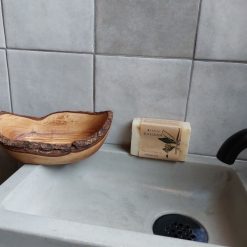 Natuurlijk zeepbakje van karakteristiek olijfhout