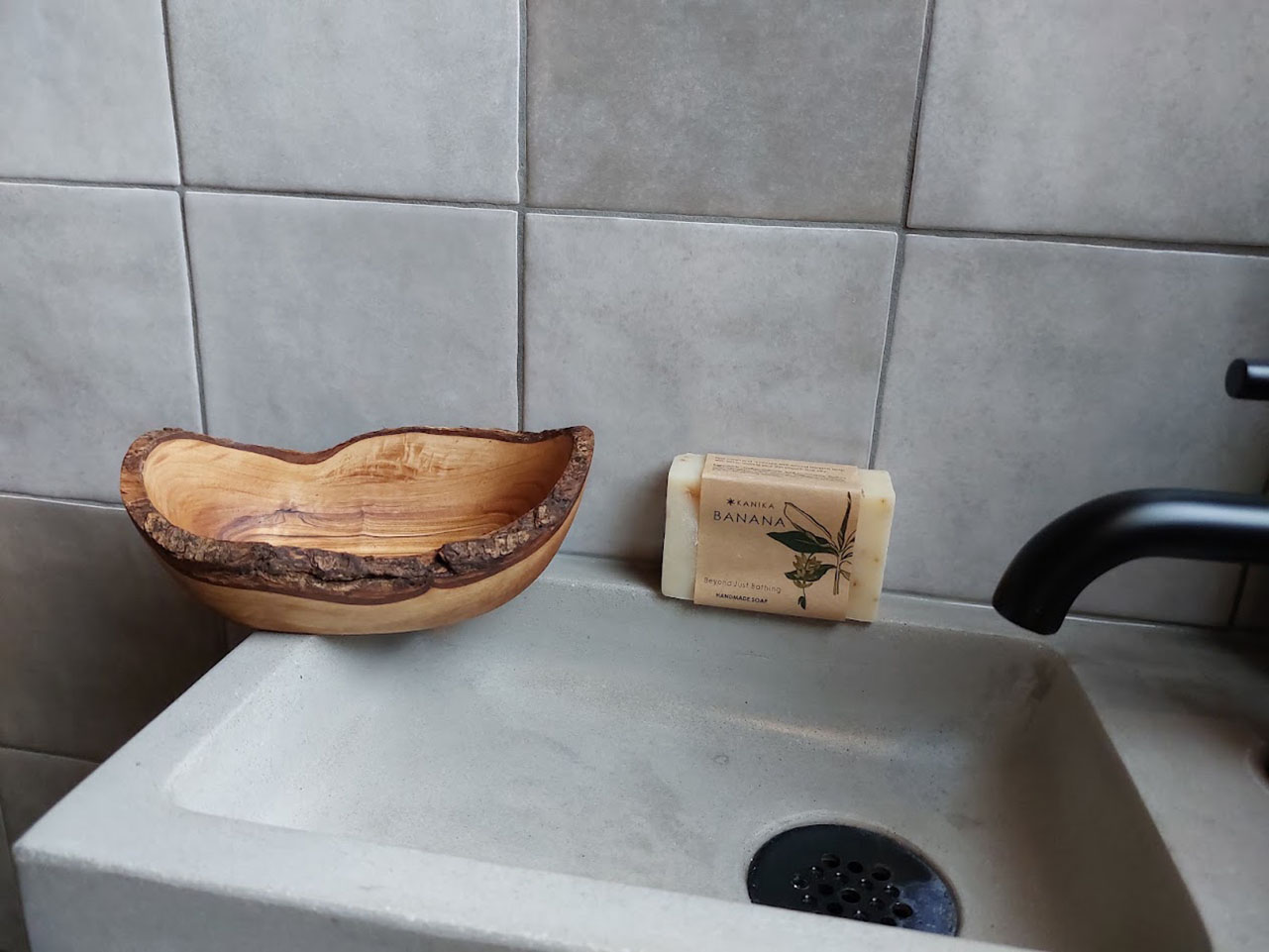 Natuurlijk zeepbakje van karakteristiek olijfhout